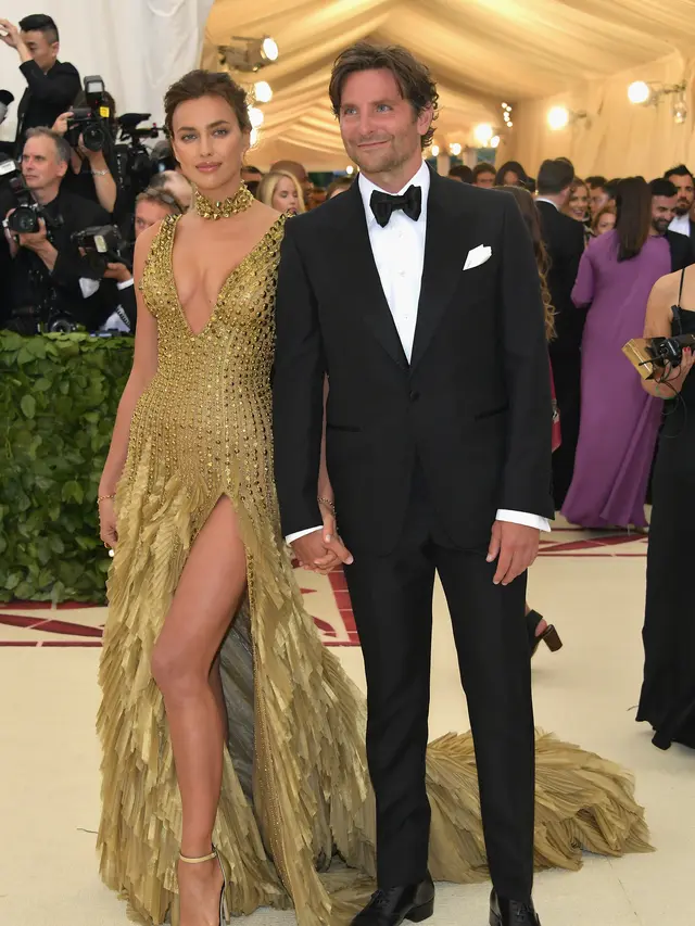 [Bintang] Irina Shayk dan Bradley Cooper