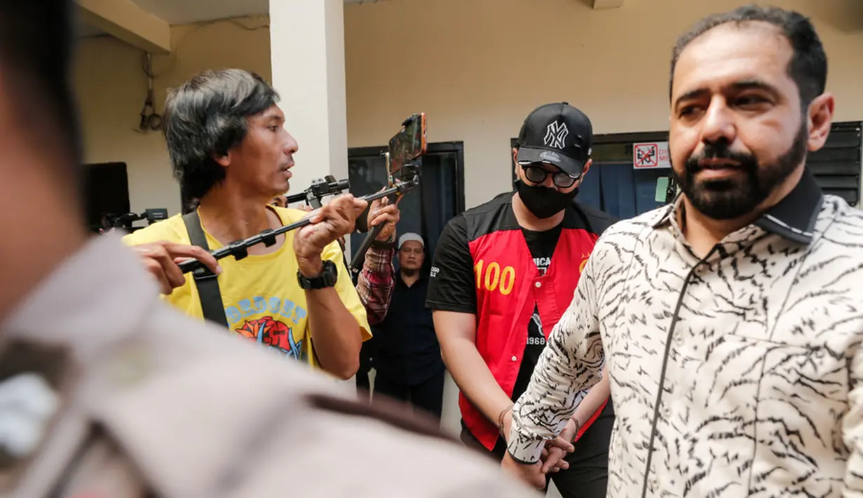 "Mengadili menyatakan terdakwa Muhammad Amar Akbar alias Ammar Zoni, terdakwa Rahmat Hidayat, terdakwa Mustaqim telah terbukti secara sah dan bersalah dalam penyalahgunaan narkotika golongan 1 bagi diri sendiri," kata Majelis Hakim. [Foto: KapanLagi.com/Muhammad Akrom Sukarya]