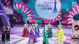 Finalis asal Turki menjawab pertanyaan yang diajukan dewan juri dalam malam puncak Puteri Muslimah Asia 2018 di Jakarta, Senin (7/5). (Liputan6.com/Faizal Fanani)