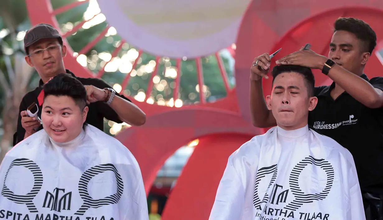 Dalam memperingati Hari Kanker Anak Internasional 2017, beberapa penyanyi ikut menggunduli rambutnya. Yayasan Kasih Anak Kanker Indonesia (YKAKI) menggelar acara bertajuk Berani Gundul. (Deki Prayoga/Bintang.com)