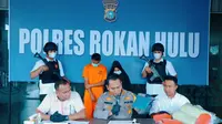 Konferensi pers kasus pembuangan bayi di masjid oleh Polres Rokan Hulu setelah menangkap 2 tersangka. (Liputan6.com/M Syukur)
