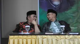Salahuddin Wahid (kanan) berbincang dengan Malik Madani saat diskusi menyambut satu abad NU dan Muktamar NU ke-33, Jakarta, Senin (30/3/2015). Diskusi mengangkat tema "Muktamar Bersih" yang mencermati isu-isu perpecahan. (Liputan6.com/Herman Zakharia)