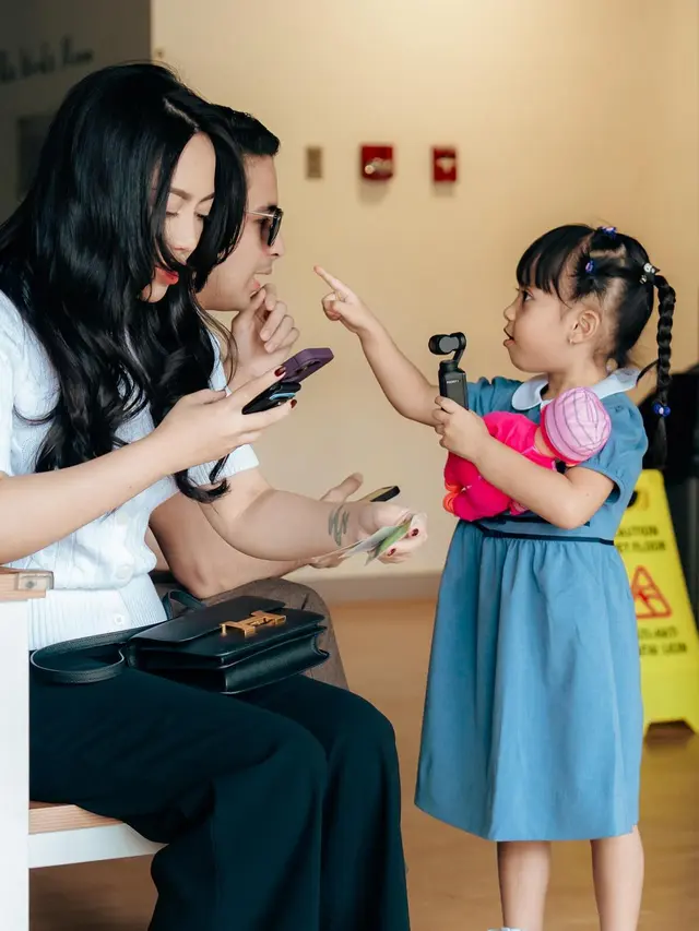 7 Potret Rachel Vennya dan Okin di Acara Sekolah Anak, Ada Salim Nauderer
