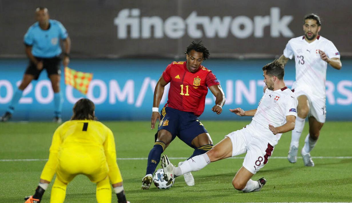 Penyerang Spanyol, Adama Traore, berusaha melewati pemain Swiss pada laga UEFA Nations League di Stadion Alfredo di Stefano, Minggu (11/10/2020). Spanyol menang dengan skor 1-0. (AP Photo/Manu Fernandez)