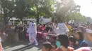 Maskot Piala Dunia 2022, La'eeb menyapa warga saat menyemarakan CFD Jl Slamet Riadi, Solo, Minggu (30/10/2022). Maskot Piala Dunia 2022 itu berinteraksi dengan warga Solo untuk menggaungkan semangat Piala Dunia 2022 yang kurang dari sebulan akan digulirkan. (FOTO: Dok. SCM)