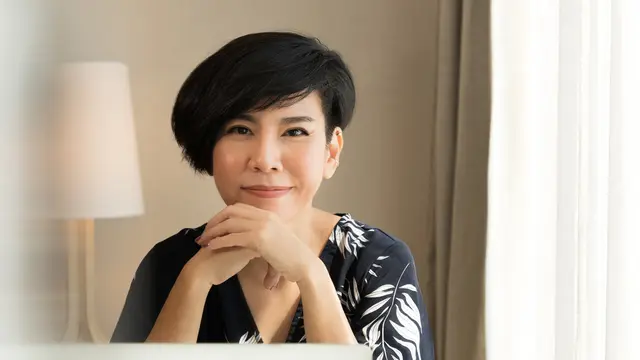 dewasa rambut pendek bahagia kerja