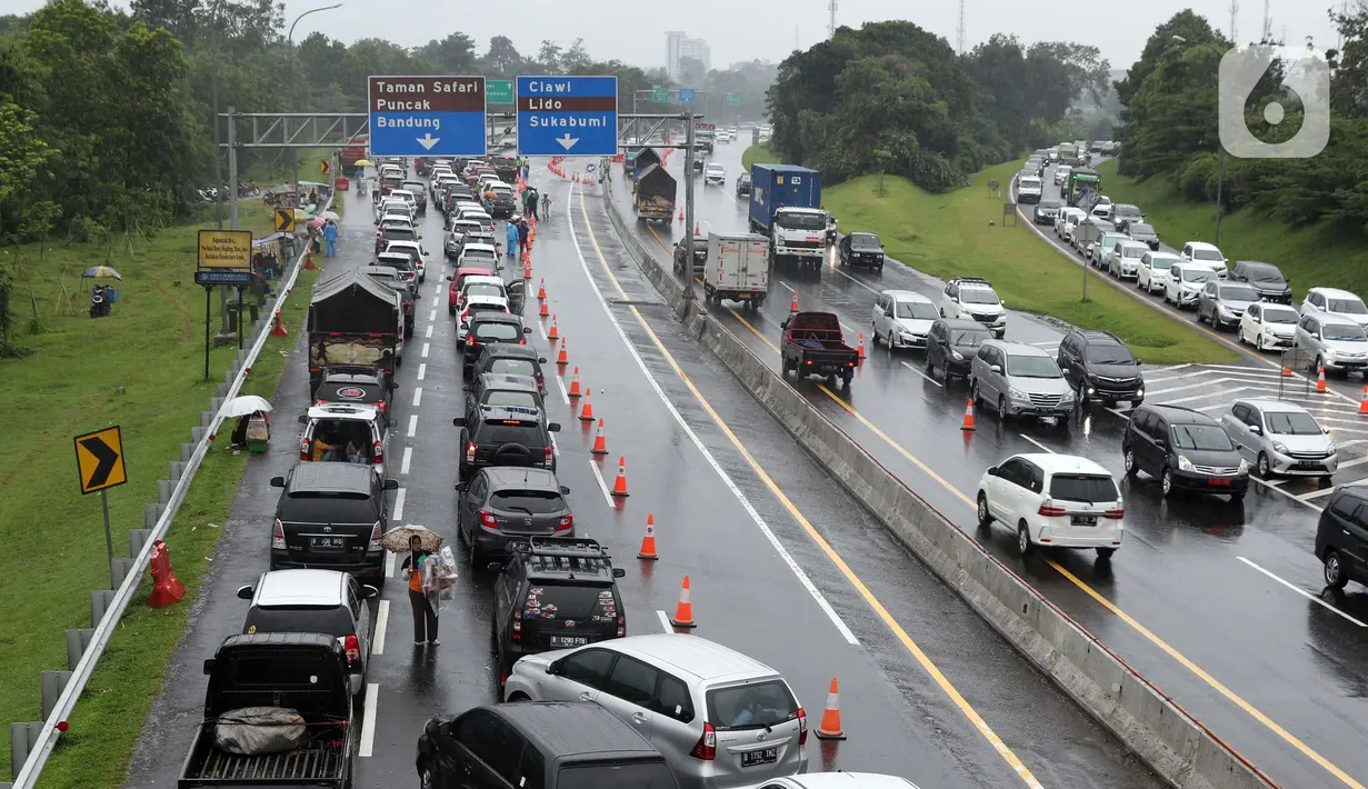 Sejumlah kendaraan berhenti di jalan tol Jagorawi menanti waktu buka tutup jalur menuju kawasan wisata puncak, Bogor, Jawa Barat, Sabtu (31/10/2020). Akhir pekan beriringan dengan libur panjang dimanfaatkan warga untuk mengunjungi lokasi-lokasi wiisata. (Liputan6.com/Helmi Fithriansyah)