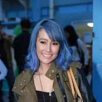 Ardina Rasti memang kerap menggonta ganti warna rambut, penyanyi cantik ini tidak ragu untuk melakukan eksperimen dengan warna rambut. Kali ini Ardina Rasti memilih warna biru untuk mahkotanya tersebut. (Galih W. Satria/Bintang.com)