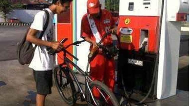 6 Kendaraan yang Curi Perhatian saat Isi Bensin di SPBU, Kelewat Unik