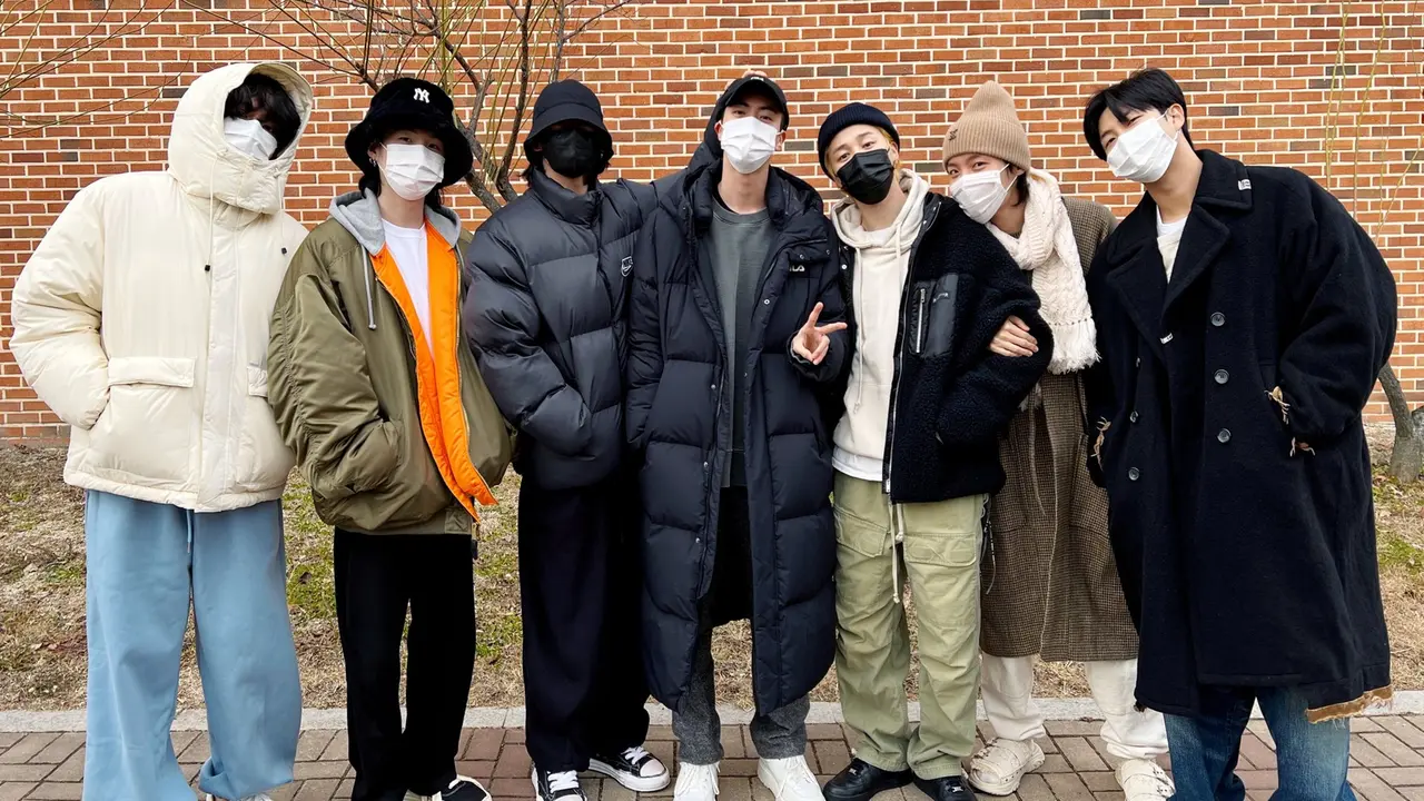 Momen Jin Diantar Member BTS Jalani Wajib Militer, Curi Perhatian