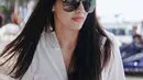 Pemilik followers 95 ribu di Instagram ini kerap bergaya kece saat melepas penat di pantai. Gaya kerennya di pantai ini selalu menyita perhatian. Terlebih saat Bellaetrix Manuputty juga memakai kacamata yang kian menyempurnakan gaya santai liburannya. (Liputan6.com/IG/@manuputtybellaetrix)