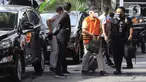 Bupati Banggai Laut, Sulawesi Tengah (Sulteng), Wenny Bukamo dikawal petugas saat tiba di Gedung Merah Putih KPK, Jakarta, Sabtu (5/12/2020). Wenny Bukamo terjerat Operasi Tangkap Tangan (OTT) KPK dalam dugaan kasus suap untuk kepentingan kampanye pemenangan. (Liputan6.com/Herman Zakharia)
