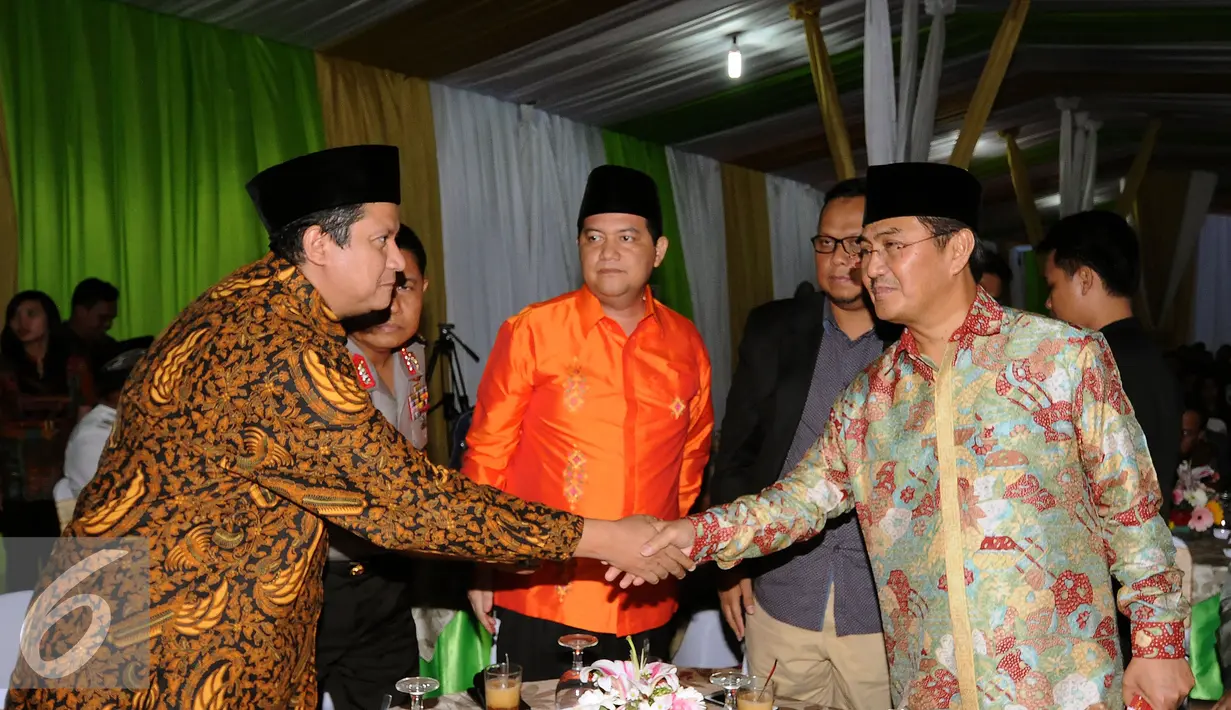 Ketua DKPP, Jimly Asshiddiqie (kanan) bersalaman dengan Ketua Bawaslu Muhammad jelang peluncuran buku di Jakarta, Senin (13/6/2016). DKPP meluncurkan buku yang merekam jejak Pemilukada Serentak pada 2015 lalu. (Liputan6.com/Helmi Fithriansyah)