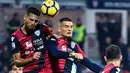 Pemain Cagliari, Leonardo Pavoletti (kiri) berusaha mencetak gol ke gawang Inter Milan pada lanjutan Serie A di Sardegna Arena Stadium, Cagliari, (25/11/2017). Inter Menang 3-1. (AFP/Alberto Pizzoli)