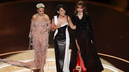Interaksi Lisa dengan Doja Cat dan RAYE, sesama penyanyi yang berkolaborasi dalam medley lagu James Bond yang spektakuler itu pun mencuri perhatian. Potret ini menggambarkan keakraban dan profesionalitas di antara para artis kelas dunia tersebut. (Liputan6.com/IG/@billboard)