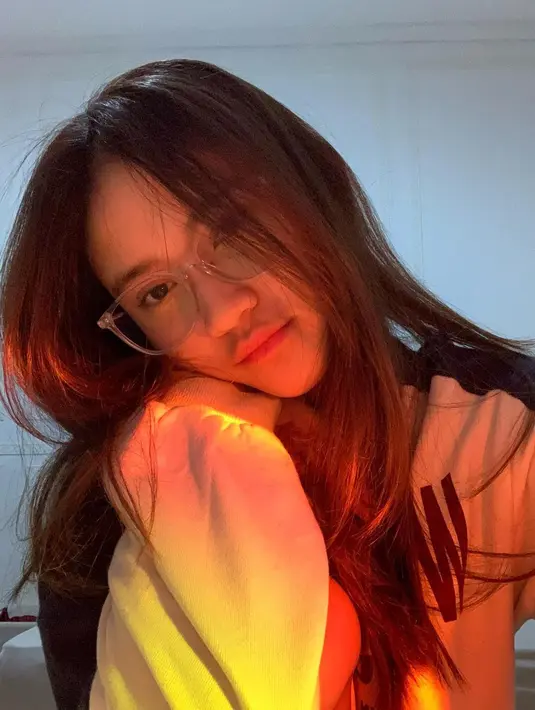 Gaya kacamata bening yang ia kenakan kerap mencuri perhatian. Berbagai model ia pakai, terlihat Harleyava tak begitu suka kacamata berlensa hitam(Liputan6.com/IG/@harleyavaprincy).