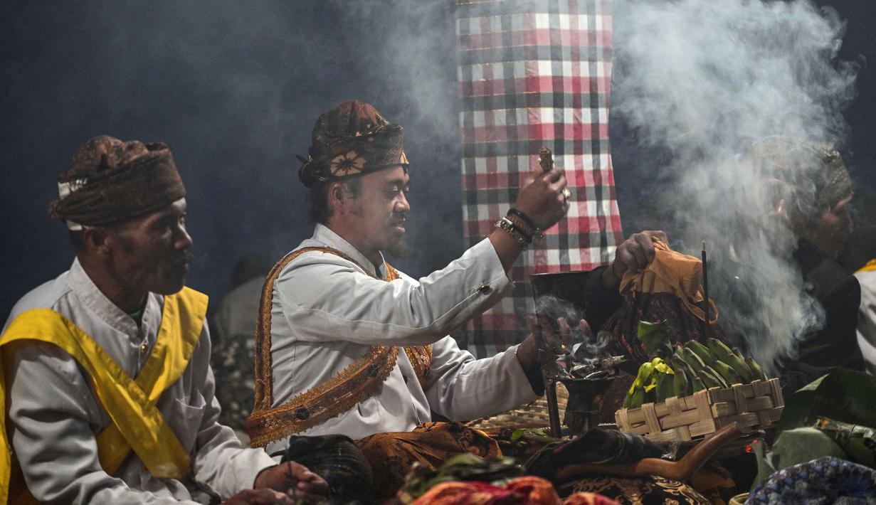 Para pemimpin komunitas melakukan ritual sebelum mendaki gunung berapi aktif Bromo untuk mempersembahkan sesaji berupa beras, buah-buahan, ternak, dan barang-barang lainnya sebagai bagian dari festival Yadnya Kasada di dekat Probolinggo, Jawa Timur, Senin 1 Juni 2026. (JUNI KRISWANTO/AFP)