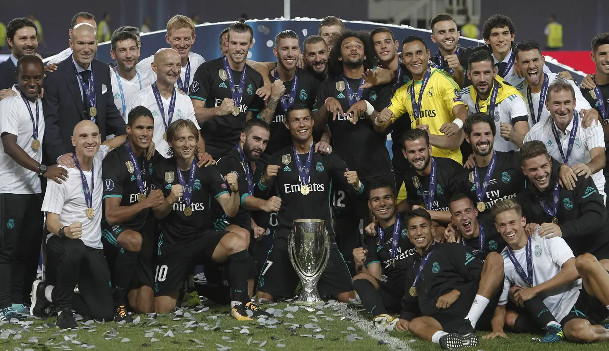 Para pemain Real Madrid merayakan gelar Piala Super Eropa usai mengalahkan Manchester United di Stadion Philip II, Skopje, Selasa (8/8/2017). Ini merupakan gelar Piala Super Eropa keempat bagi Real Madrid. (AP/Boris Grdanoski)
