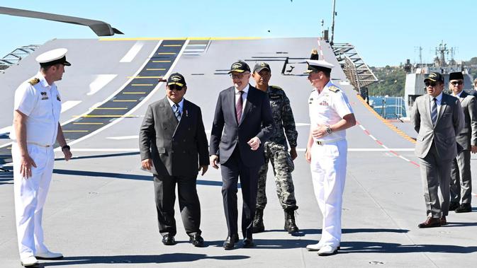Prabowo Tinjau Kapal Perang HMAS Canberra Bareng PM Australia