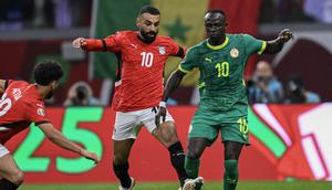 Sadio Mane (kanan) berduel dengan Mohamed Salah saat Senegal menghadapi Mesir pada semifinal Piala Afrika 2025, Kamis (15/1/2026) dini hari WIB. (SEBASTIEN BOZON / AFP)