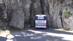 Hebatnya supir bus dalam mengendarai kendaraanya melewati lorong sempit di gunung cadas. Nyaris tidak bisa lewat.