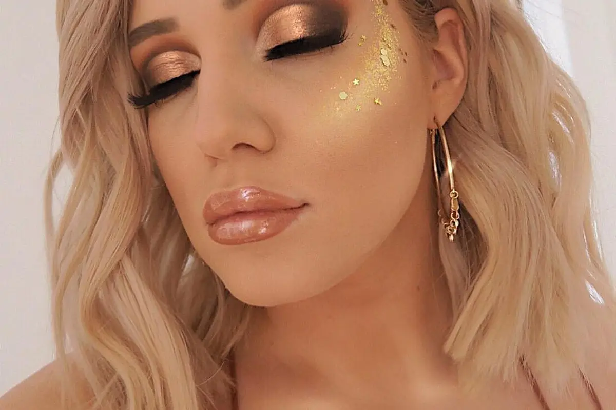 Makeup shimmer/emilyyorlando