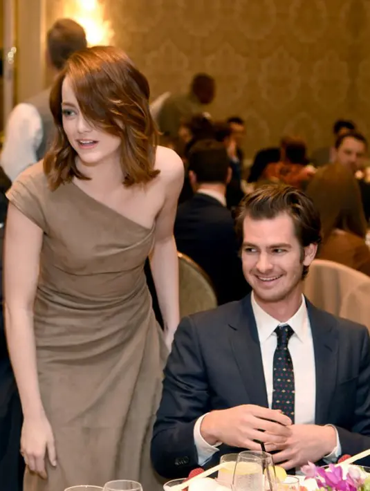 Seperti yang dikatakan seorang sumber, sejak putus perasaan Andrew pada Emma masih belum pernah hilang dan kini keduanya kembali menjalin kedekatan lagi. Emma pun tak jarang mendatangi Andrew setiap kali tampil. (AFP/Frazer Harrison)