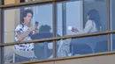 Petenis Amerika Serikat, Venus Williams, bersantai di balkon hotel di Adelaide, Australia, Jumat (22/1/2021). Venus Williams melakukan karantina selama dua minggu sebelum mengikuti ajang Australia Terbuka 2021. (AFP/Brenton Edwards)