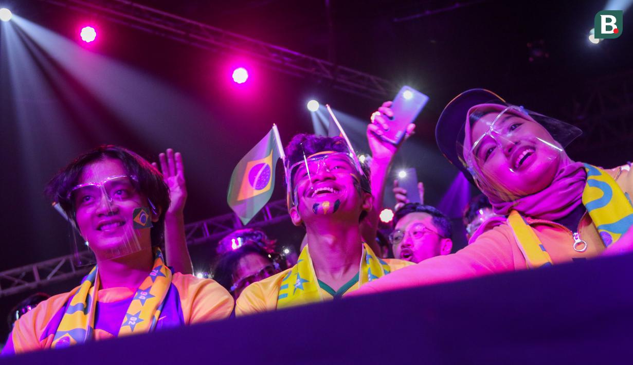 <p>Para penonton memeriahkan Sportcaster Piala Dunia 2022 pada acara Konser Histeria Pesta Bola Dunia 2022 di EMTEK City, Jakarta, Kamis (20/10/2022). (Bola.com/Bagaskara Lazuardi)</p>