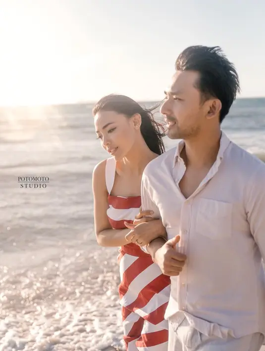Walaupun jalinan asmaranya belum sampai satu tahun, akan tetapi Whulandary Herman sudah mantap dengan pilihannya. (Foto: instagram.com/potomoto.studio)
