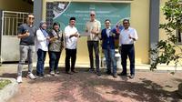Imelda, Factory Manager Pabrik Nestlé Kejayan (ketiga dari kiri), Sugiono, Ketua KUD Sumber Makmur Ngantang (keempat dari kanan), Antonio Prochilo, Technical Director Nestlé Indonesia (kedua dari kanan), dan Syahrudi, Head of Sustainable Agri Nestlé Indonesia (kanan), berfoto bersama dalam peresmian fasilitas digital di 70 Pos Penampungan Susu Nestlé Indonesia di Jawa Timur sebagai upaya meningkatkan efisiensi dan transparansi rantai pasok susu segar.