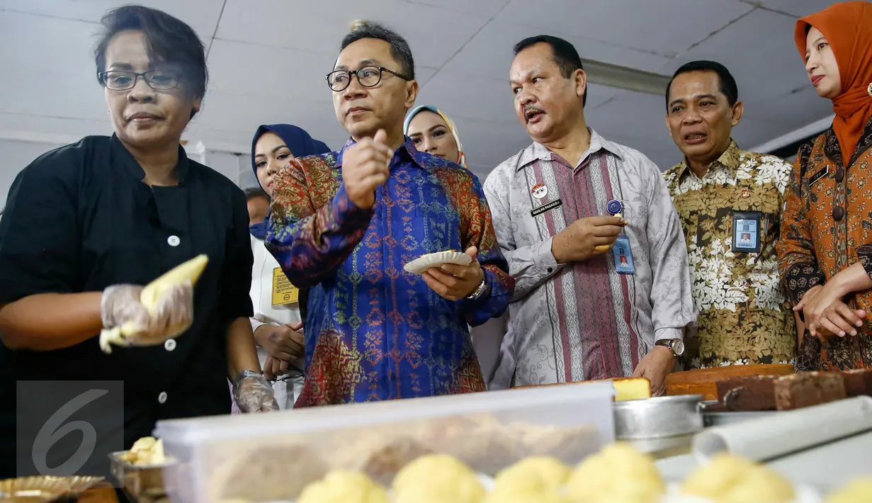Ketua MPR Zulkifli Hasan mencoba kue buatan warga binaan di Rutan Wanita Pondok Bambu, Jakarta, Jumat, Jumat (27/5). Kunjungan itu dalam rangka menciptakan kemandirian dan keterampilan serta sosialisasi 4 Pilar Kebangsaan. (Liputan6.com/Yoppy Renato)