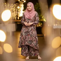 Model Baju Batik Pesta Wanita Muslim Modern. Foto: Gemini
