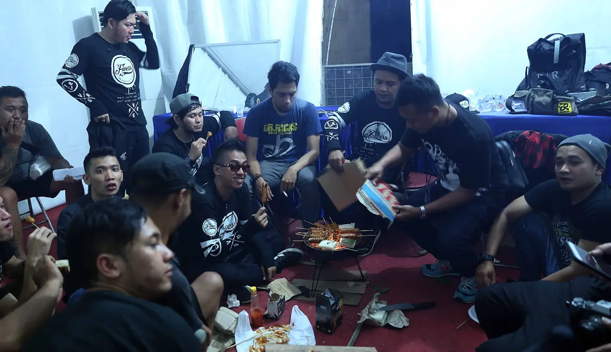 "Kita lagi ada di backstage bakar-bakar sosis sambil nunggu segmen," ucap Richie, vokalis Five Minutes, di belakang panggung Gempita 2017, Pantai Karnaval Ancol, Jakarta Utara, Sabtu (31/12/2016) malam. (Nurwahyunan/Bintang.com)