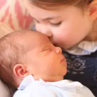 Princess Charlotte memberikan ciuman manis untuk Prince Louis dan diabadikan dalam potret. (The Dutchess of Cambridge at Kensington Palace)