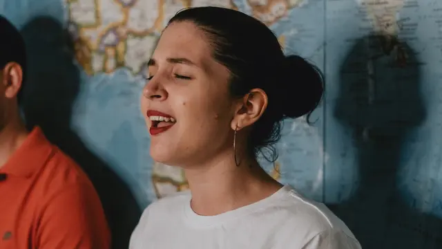 Ilustrasi berlatih vokal, menyanyi