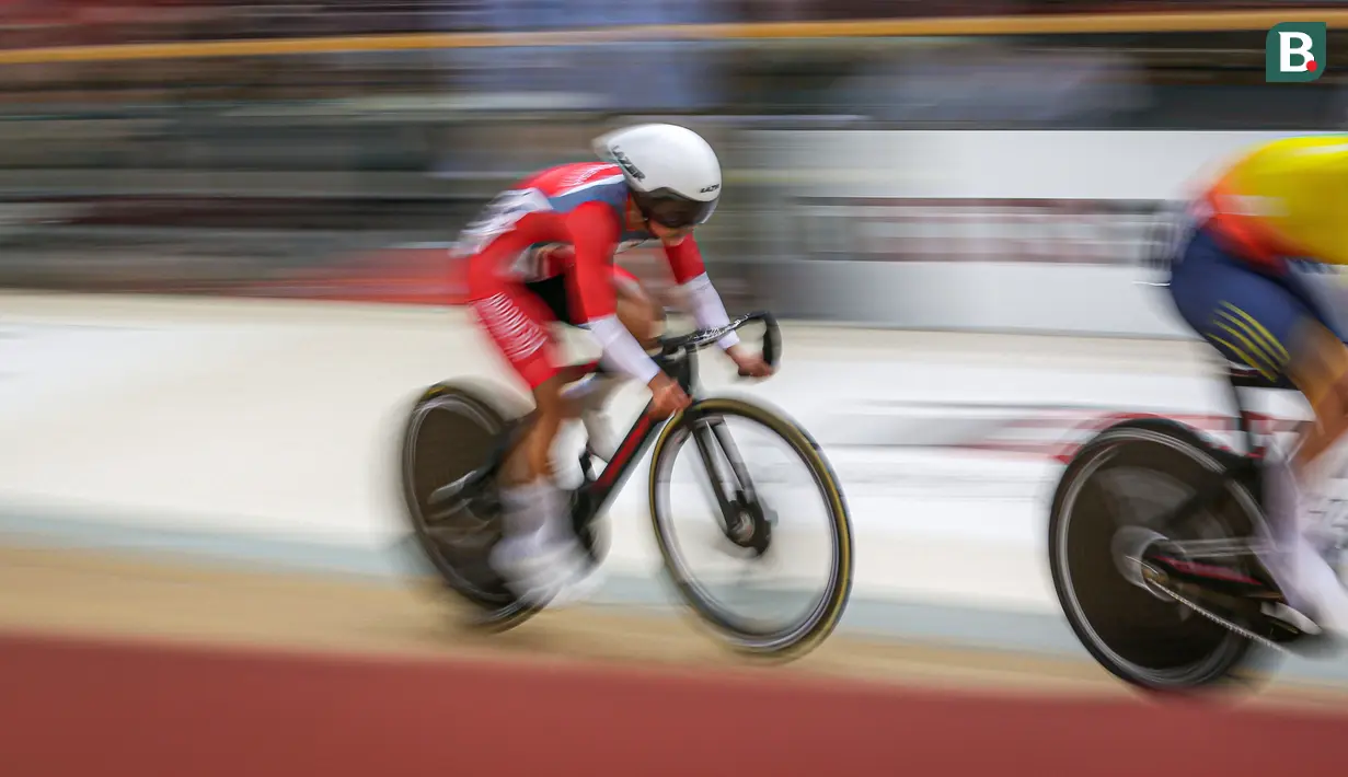 Pebalap Sepeda Indonesia, Ayustina Delia Priatna berkompetisi pada nomor omnium putri UCI Track Nations Cup 2023 di Jakarta International Velodrome, Rawamangun, Jakarta, Minggu (26/02/2023). (Bola.com/Bagaskara Lazuardi)