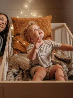 Tidur sekamar dengan bayi tetap memungkinkan orang tua dekat dan mudah merespons kebutuhan bayi tanpa harus berbagi tempat tidur. (Foto/Dok: Pexels)