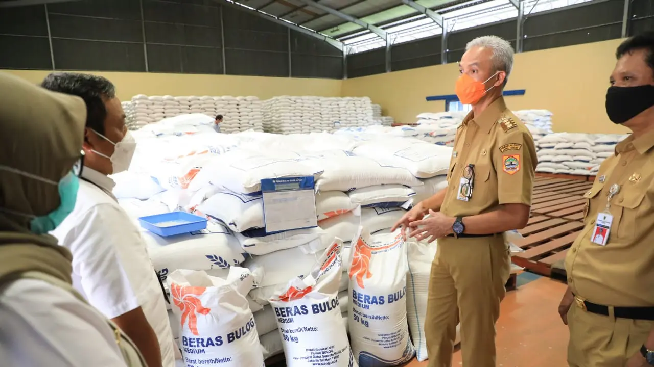 Gubernur Jawa Tengah, Ganjar Pranowo melakukan tinjauan ke gudang Bulog Banaran Delanggu Klaten