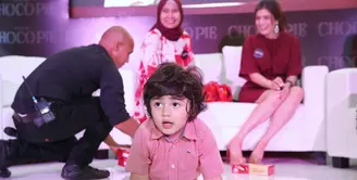 Anak pasangan Carissa Putri kini berusia  3,5 tahun. Sebagai seorang ibu, pemeran ini juga terus memperhatikan tumbuh kembang buah hatinya, Quenzino Acana Naif. (Adrian Putra/Bintang.com)