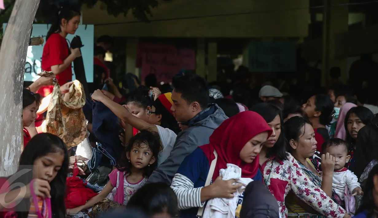 Sejumlah anak kecil berdesakan mengantri saat kegiatan pasar murah di Jakarta, (12/6). Pasar murah yang diselenggarakan oleh Hati Suci tersebut bertujuan sebagai wadah untuk saling berbagi kepada sesama. (Liputan6.com/Faizal Fanani)