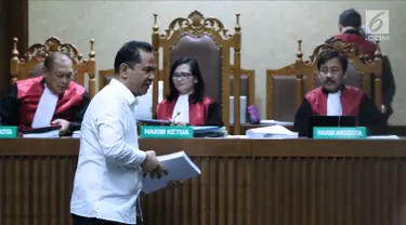 Bupati Hulu Sungai Tengah (HST) nonaktif, Abdul Latif saat menjalani sidang pembacaan tuntutan di Pengadilan Tipikor, Jakarta, Senin (6/8). Abdul Latif dituntut hukuman pidana selama 8 tahun dan denda Rp 600 juta. (Liputan6.com/Helmi Fithriansyah)