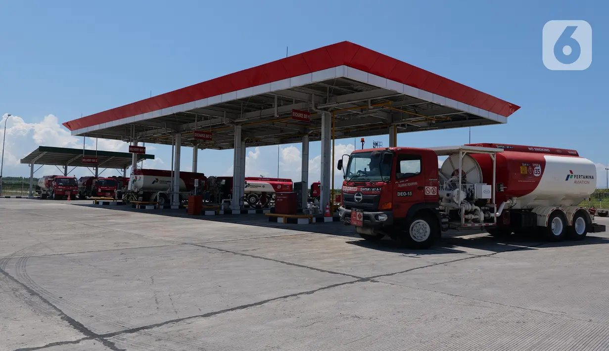 Petugas beraktivitas di Depot Pengisian Pesawat Udara (DPPU) DEO Sorong seusai diresmikan, Sorong, Papua Barat, Kamis (21/11/2019). PT Pertamina (Persero) secara resmi mengoperasikan Depot Pengisian Pesawat Udara (DPPU) DEO Sorong pada hari ini. (Liputan6.com/Herman Zakharia)