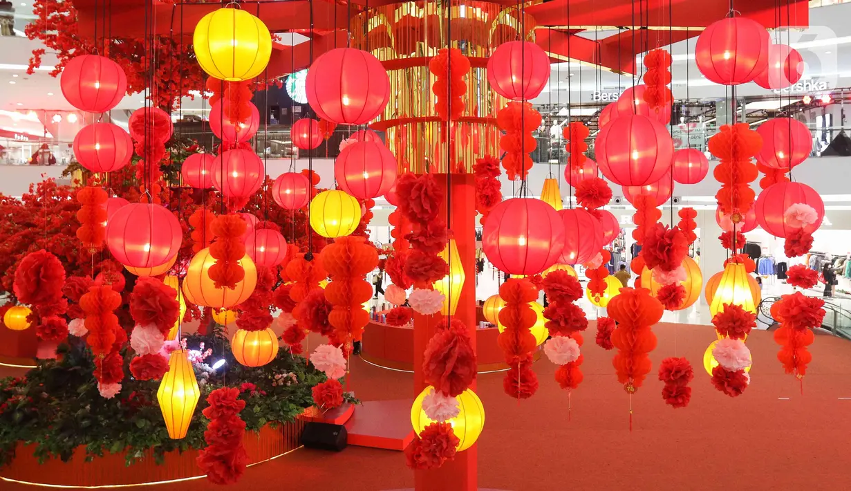 Instalasi Red Lunar di Mal Senayan City, Jakarta, Kamis (19/1/2023). Instalasi tersebut bernuansa merah dan sentuhan emas, yang berisi Mei Hwa forest hingga Lantern towers dengan ratusan juntaian lampion indah. (Liputan6.com/Herman Zakharia)
