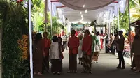 Usai sirama Kahiyang Ayu, Presiden Jokowi salami para undangan. (Liputan6.com/Lizsa Egeham)