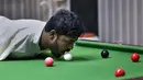 Mohammad Ikram bermain snooker dengan dagunya di sebuah klub snooker lokal di kota Samundri, Pakistan, Minggu (25/10/2020). Ikram, 32, lahir tanpa lengan, tetapi semua orang mengagumi keterampilan snookernya ketika dia memukul bola dengan dagunya di atas meja snooker. (AP Photo/Anjum Naveed)