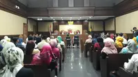 Sidang perdana Wali Kota Kendari, Adriatma Dwi Putra dan ayahnya yang juga calon Gubernur Sulawesi Tenggara, Asrun. (Merdeka.com/ Hari Ariyanti)