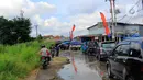 Kondisi Jalan Raya Bojonggede yang sudah berlubang sejak berbulan-bulan lalu, Kec. Bojonggede, Bogor, Jawa Barat, Sabtu (22/2/2020). Masyarakat sekitar dekat jalan berlubang mengeluhkan karena hingga saat ini jalananan belum juga di perbaiki. (merdeka.com/Magang/Muhammad Fayyadh)