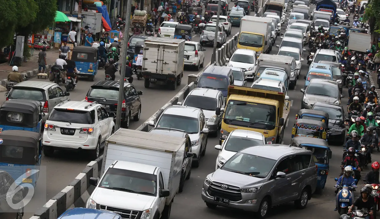 Suasana kemacetan di kawasan Tanah Abang, Jakarta, Rabu (25/5). Banyaknya aktivitas di kawasan tersebut membuat arus lalu lintas selalu mengalami kemacetan, meskipun telah terbebas dari pedagang kaki lima (PKL). (Liputan6.com/Immanuel Antonius)