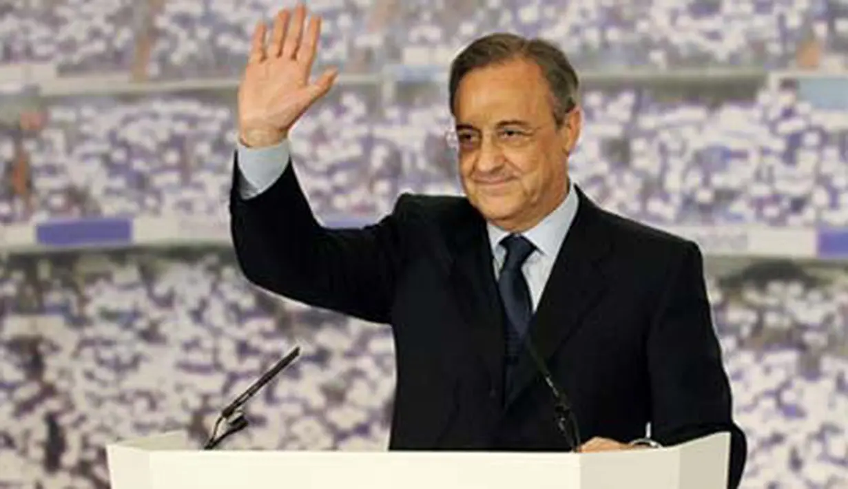 Mantan Presiden Real Madrid, Florentino Perez memberi sambutan dalam sesi presentasi di Madrid, 28 Mei 2009, untuk kembali menduduki kursi tampuk tertinggi bulan depan. AFP PHOTO/Pedro ARMESTRE